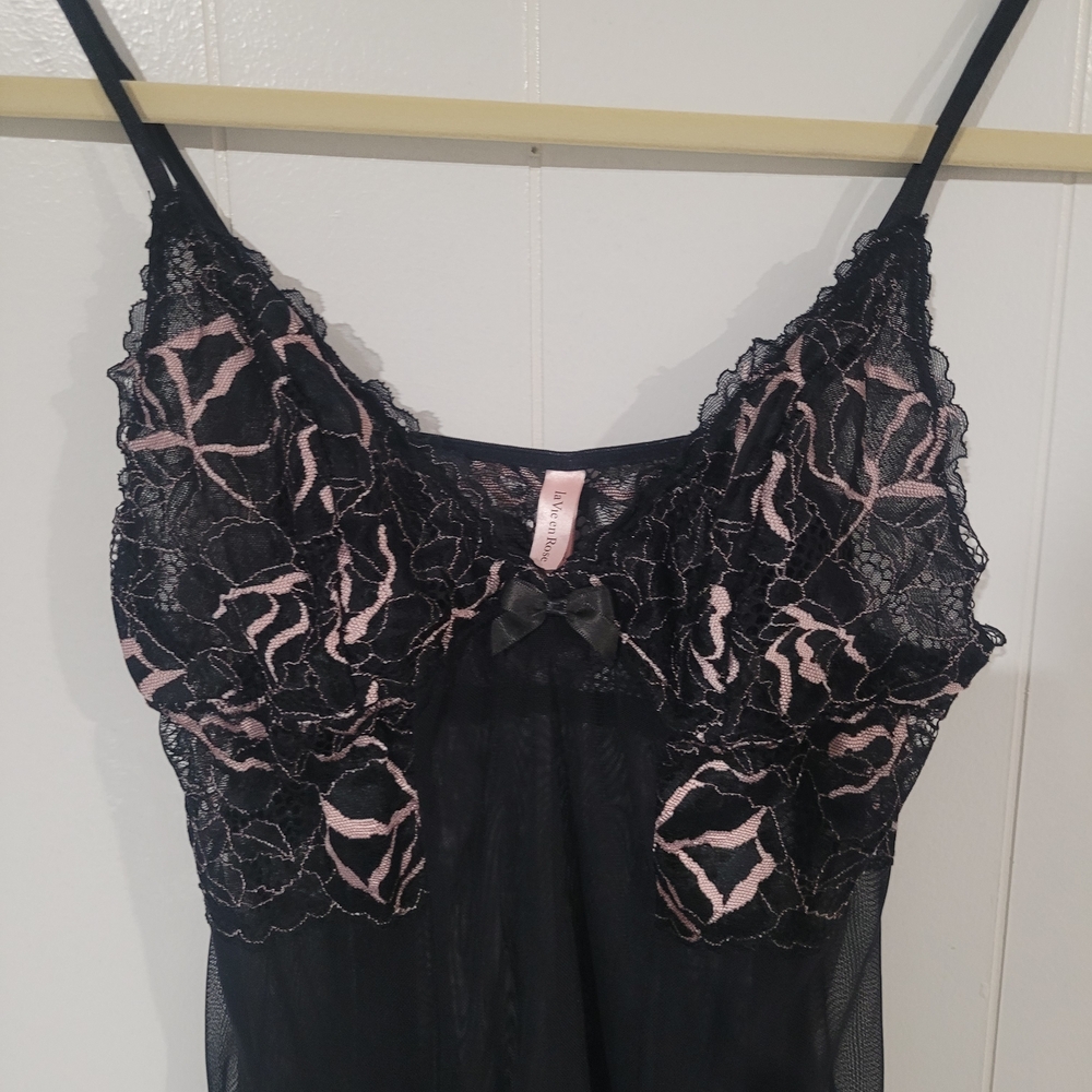 La Vie En Rose Scalloped Black and Pink Lace Nightie - Picture 4 of 6
